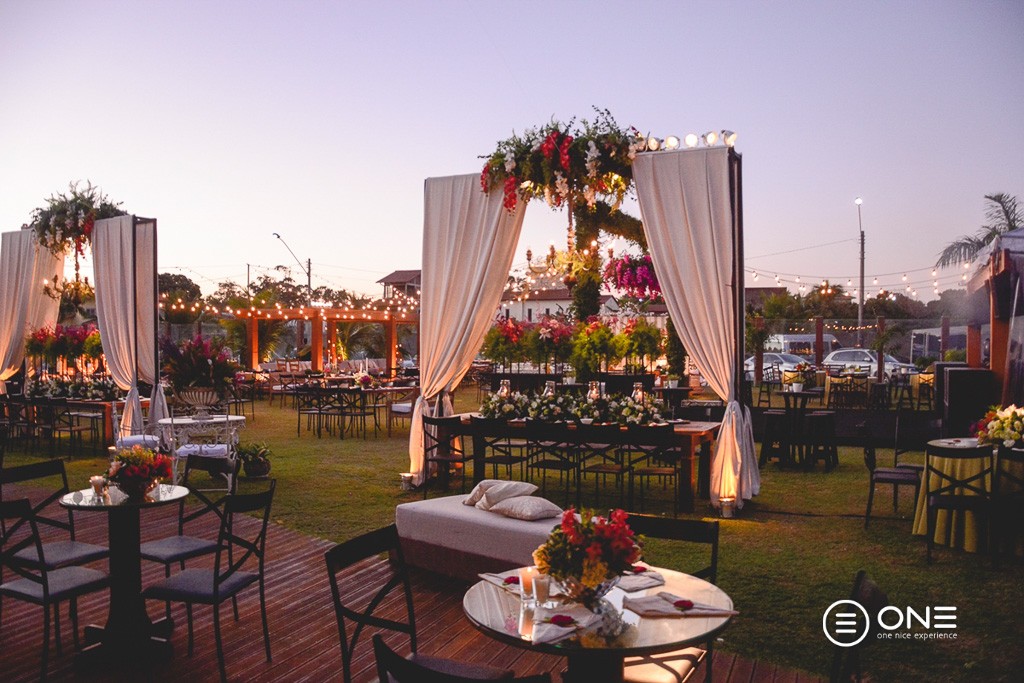 Casamento no Cerimonial Ponta dos Fachos - Décor Flor e Cia - Iluminação Cênica One Nice Experience